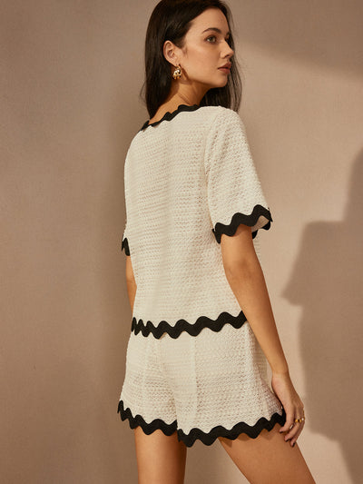 Short complete with V-neck and contrasting profiles