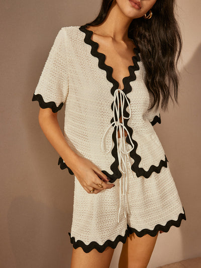 Short complete with V-neck and contrasting profiles